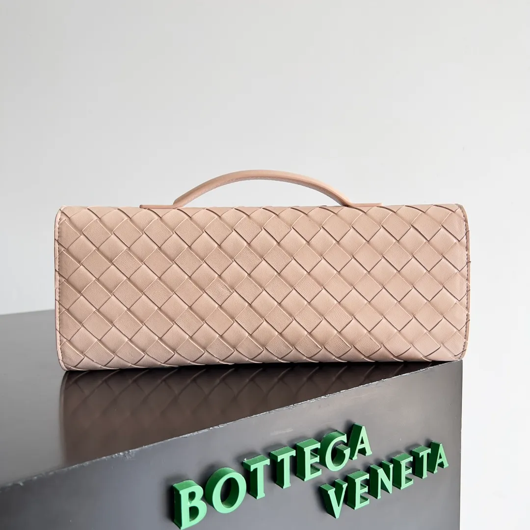 The batch of 1360 BV Andiamo evening handbags has been heavily planted again~ The designer aesthetics in the era of economic downturn are back. I fall in love with it at first sight and can't put it down. It's so beautiful and full of aura. The shape and texture are very competitive. It's light in weight and has sufficient capacity. It's a must-have for fashionistas. It's suitable for many occasions, minimalist, high-end and light luxury. Model No.: 741511 Size: 31*13*3cm